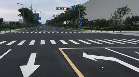 蘇州停車位劃線廠家解讀，道路交通標(biāo)志牌通常布置在什么區(qū)域？
