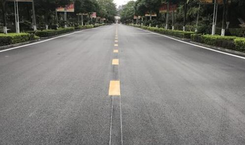 江蘇中穎專業(yè)廠區(qū)道路標線設計，保障安全高效生產(chǎn)
