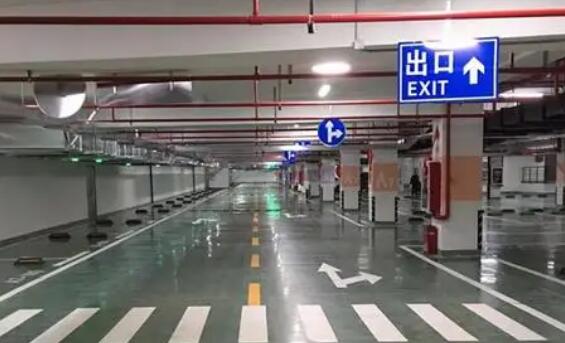 地下車庫消防劃線出口，保障安全的生命通道
